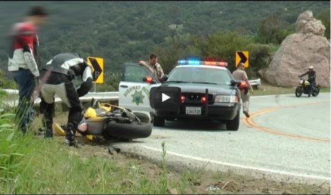 ¡Motociclista cae de frente a la policía!