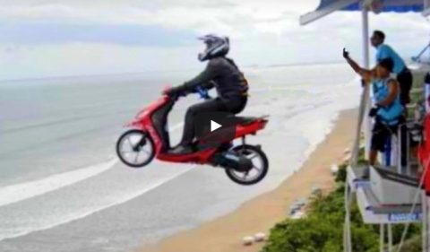 Video: ¡Perdió una apuesta y saltó con un scooter desde 50 metros de altura!