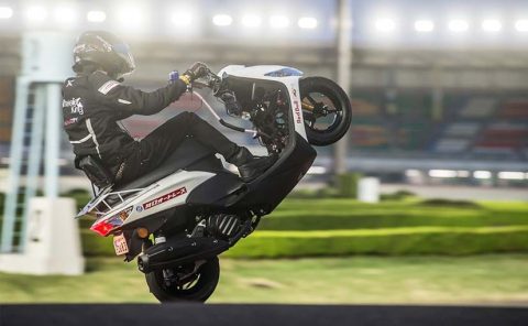 Un Japones rompió el record mundial de Wheelie en una prueba que duró mas de 13hs seguidas