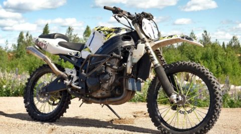 160 hp en la tierra: la Suzuki GSX-R1000 off road del Stunt Freaks Team