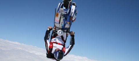 Stuntman austriaco hace paracaidismo con una Vespa