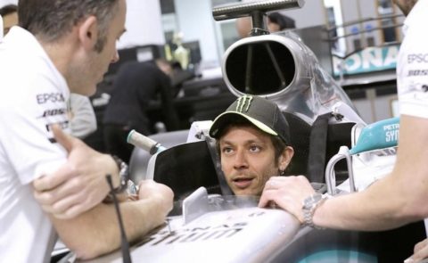 Valentino Rossi se prueba la Mercedes F1 de Lewis Hamilton