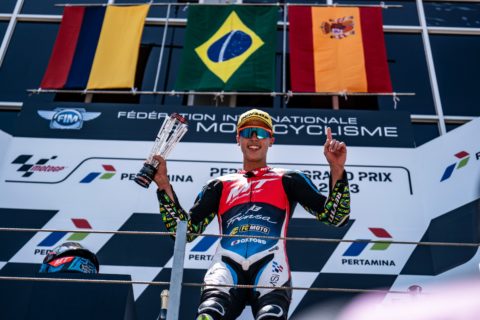 El brasileño Diogo Moreira hace historia en Moto3