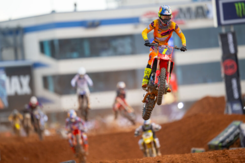 Jett Lawrence volvió y arrancó ganando en el SuperMotocross