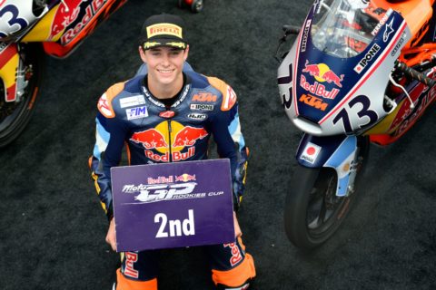 Perrone, podio y caída en la lucha por el título de la Rookies Cup