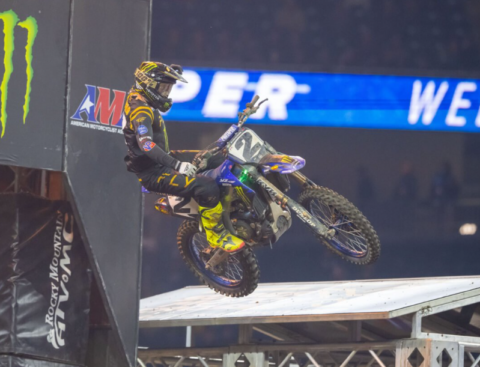 Cooper Webb ganó en Detroit y comparte la cima