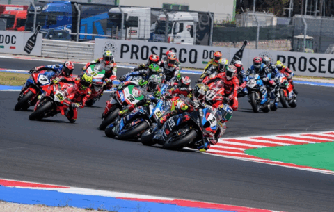 Razgatlioglu: triplete, récord de victorias y más cerca de la punta