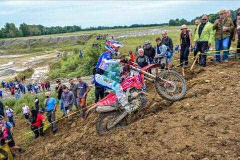 Francia arrancó adelante en el barro italiano