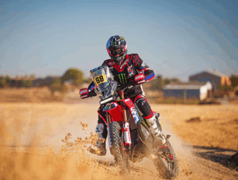 Schareina pasa al frente y Benavides sube a la zona de podio