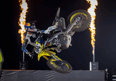 Ken Roczen festejó en lo alto ante el delirio de los argentinos