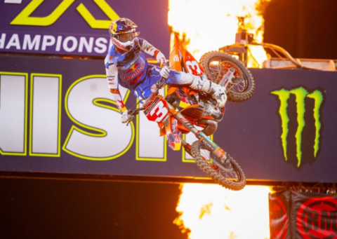 Eli Tomac la tuvo difícil, pero ganó en San Diego